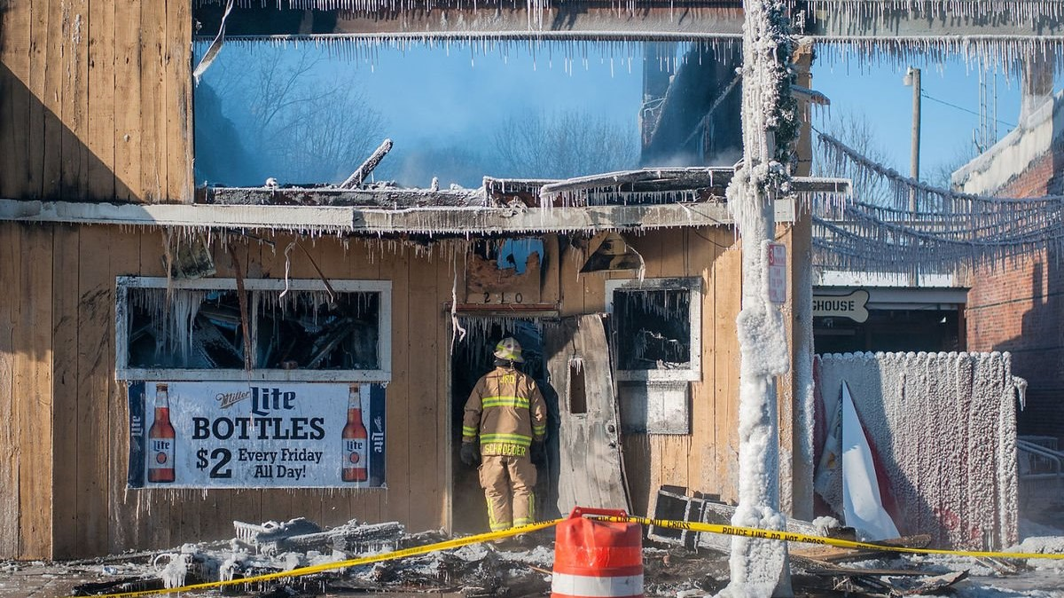 Fire destroys Janesville bar, meat market